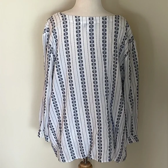 EUC Woman’s XL Croft & Barrow V~Neck Floral Embroidered 3/4 Sleeve Top - Picture 3 of 7